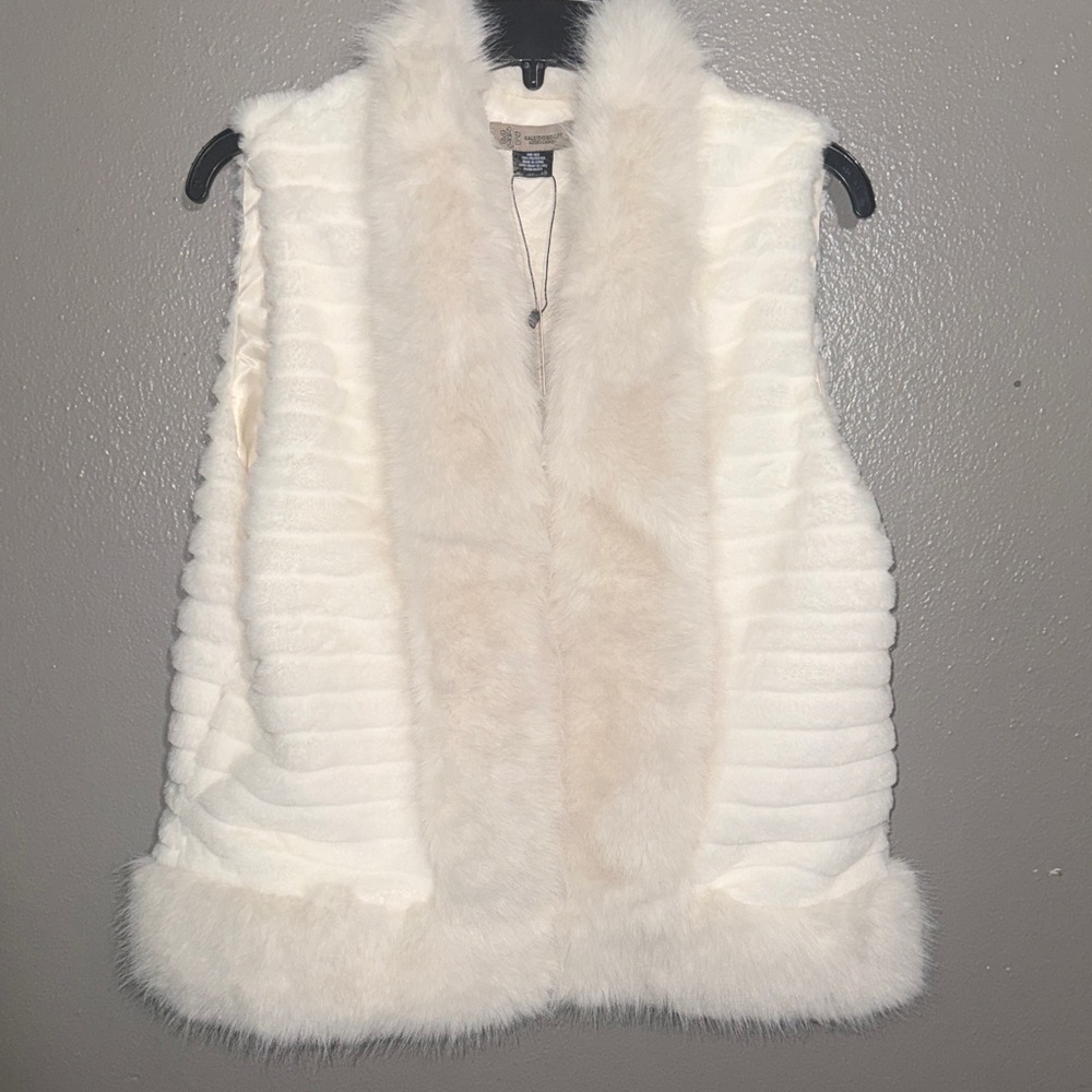 Chic Ivory Faux Fur Vest